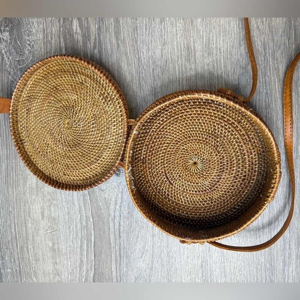 Round Rattan Cross-Body Purse - Picture 6 of 8